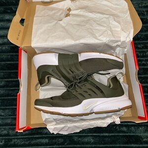 WMNS Nike Air Presto (Olive)